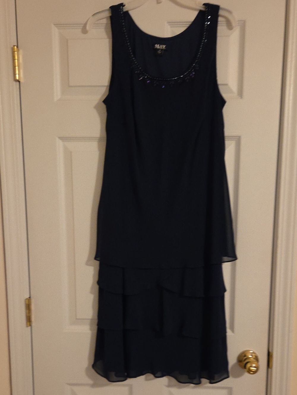 SEQUINS & RUFFLES - Picture 4 of 9